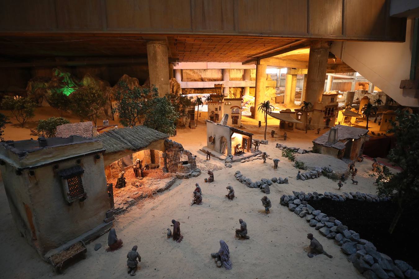 Hasta el próximo 6 de enero se puede visitar, en el Centro Cultural Alcazaba, el Belén Municipal que ha realizado, como todos los años, la asociación Belenistas de Mérida. Se inauguró ayer de forma oficial por su presidente, Ángel de las Heras, acto al que asistieron los concejales Carmen Yáñez, Pedro Blas Vadillo y Ana Aragoneses. El Belén se podrá visitar de lunes a viernes de 8 a 15 horas y de 17 a 20 horas. También los sábados, domingos y festivos, en horario de 17.30 a 20.30 horas. Consta de 240 figuras distribuidas en unos 170 metros cuadrados y está lleno de detalles y de escenas muy cuidadas.