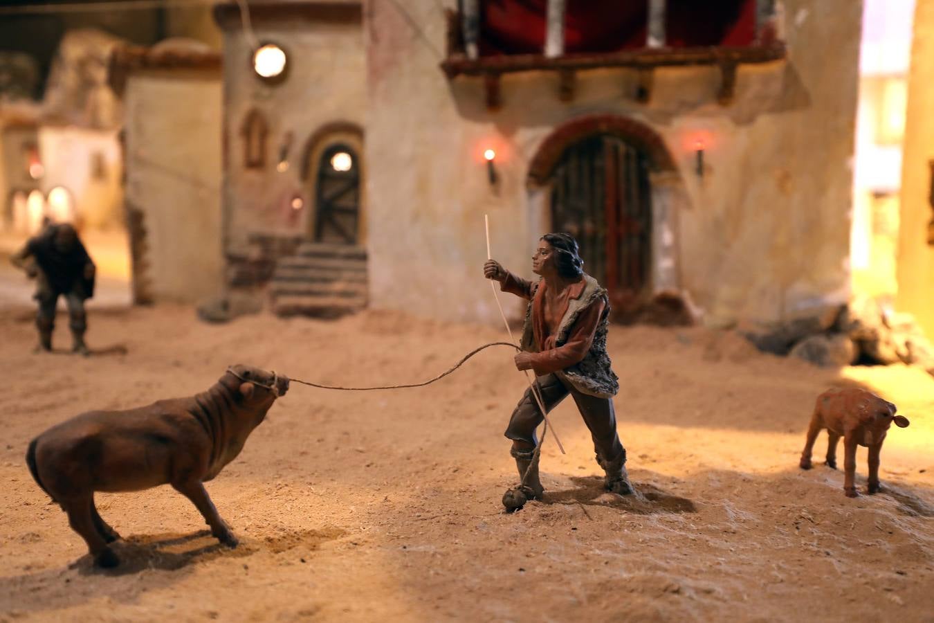 Hasta el próximo 6 de enero se puede visitar, en el Centro Cultural Alcazaba, el Belén Municipal que ha realizado, como todos los años, la asociación Belenistas de Mérida. Se inauguró ayer de forma oficial por su presidente, Ángel de las Heras, acto al que asistieron los concejales Carmen Yáñez, Pedro Blas Vadillo y Ana Aragoneses. El Belén se podrá visitar de lunes a viernes de 8 a 15 horas y de 17 a 20 horas. También los sábados, domingos y festivos, en horario de 17.30 a 20.30 horas. Consta de 240 figuras distribuidas en unos 170 metros cuadrados y está lleno de detalles y de escenas muy cuidadas.