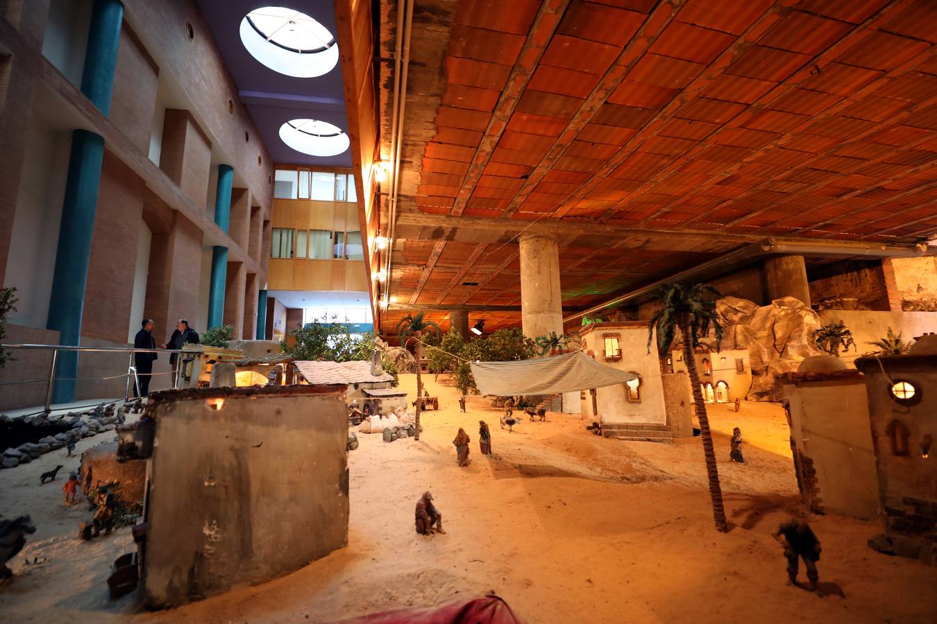 Hasta el próximo 6 de enero se puede visitar, en el Centro Cultural Alcazaba, el Belén Municipal que ha realizado, como todos los años, la asociación Belenistas de Mérida. Se inauguró ayer de forma oficial por su presidente, Ángel de las Heras, acto al que asistieron los concejales Carmen Yáñez, Pedro Blas Vadillo y Ana Aragoneses. El Belén se podrá visitar de lunes a viernes de 8 a 15 horas y de 17 a 20 horas. También los sábados, domingos y festivos, en horario de 17.30 a 20.30 horas. Consta de 240 figuras distribuidas en unos 170 metros cuadrados y está lleno de detalles y de escenas muy cuidadas.