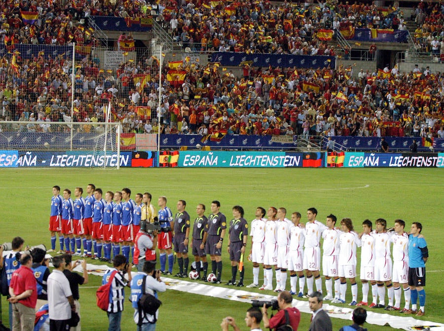 La Selección Nacional al inicio del encuentro con Liechtenstein para la fase clasificatoria de la Eurocopa 2008, disputado en el Nuevo Vivero en 2006. 