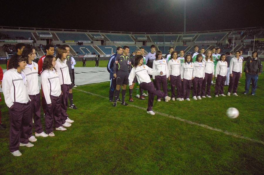 La selección Extremeña se estrenó en el Nuevo Vivero con victoria ante el combinado de Guinea: 2-1. En la imagen, las campeonas de España de fútbol 7 hicieron el saque de honor.