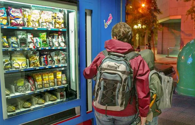 Máquina expendedora de comida en plena calle. :: HOY