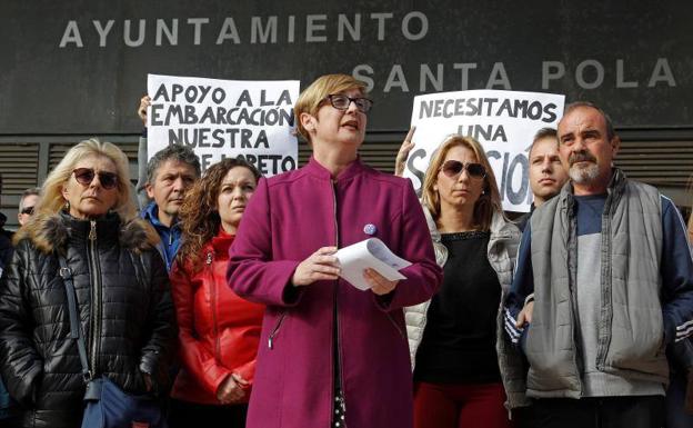 Yolanda Seva (centro), alcaldesa de Santa Pola, con los familiares de la tripulación del Madre de Loreto.