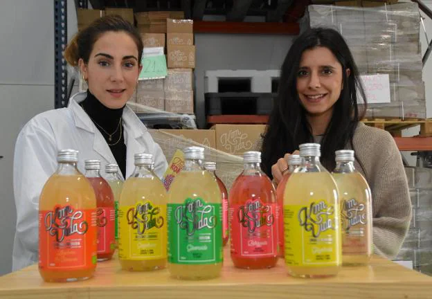 Nuria y Beatriz dejaron sus trabajos en Madrid y ahora mismo producen kombucha con cinco sabores con su propia marca, KomVida :: Casimiro Moreno