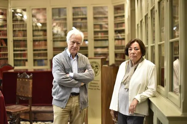 María Dolores Rodríguez y su marido, Manuel Gil, que le ha ayudado en la investigación. :: J. V. Arnelas