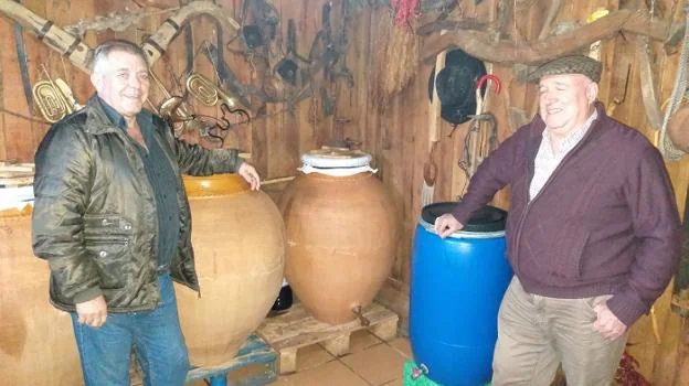 Cañadas y Luis en la bodega del primero, corriendo la pitarra:: E.G.R. 