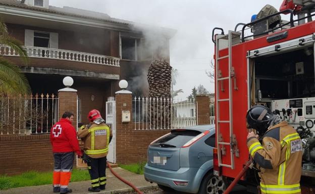 El humo ha afectado gravemente a la vivienda.