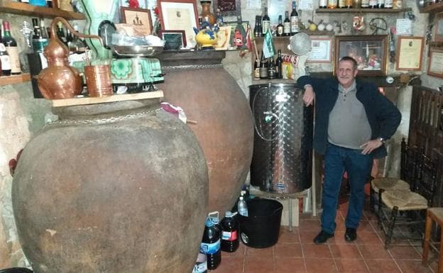 Díaz muestra su bodega, con más de un siglo de antigüedad:: E.G.R.