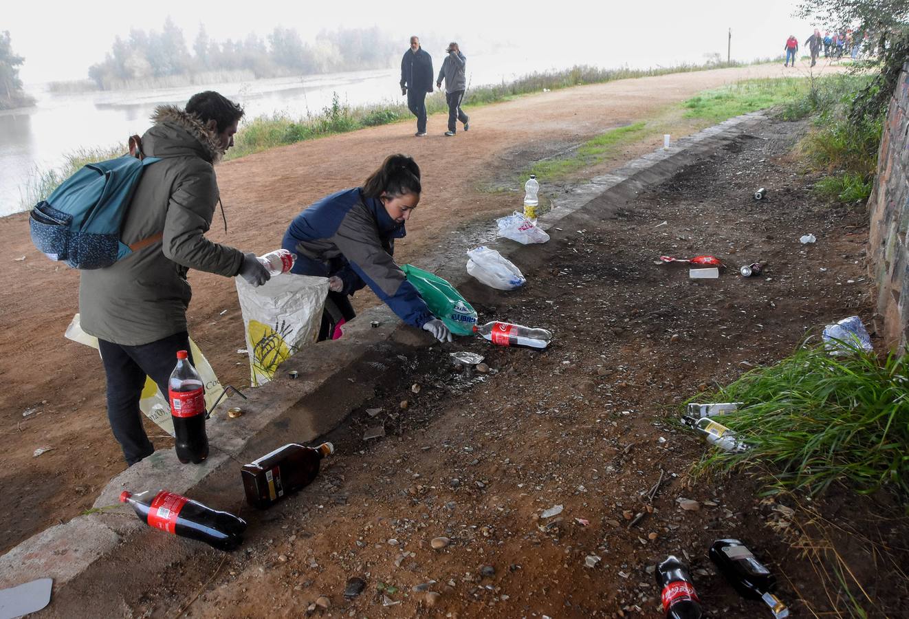 La Consejería de Media Ambiente organizó ayer una jornada con 200 voluntarios que limpiaron las orillas del río a su paso por Badajoz. Los participantes en esta acción se encontraron botellas de alcohol y envases de plástico bajo el puente Real. Los recogieron y dejaron la zona completamente despejada.