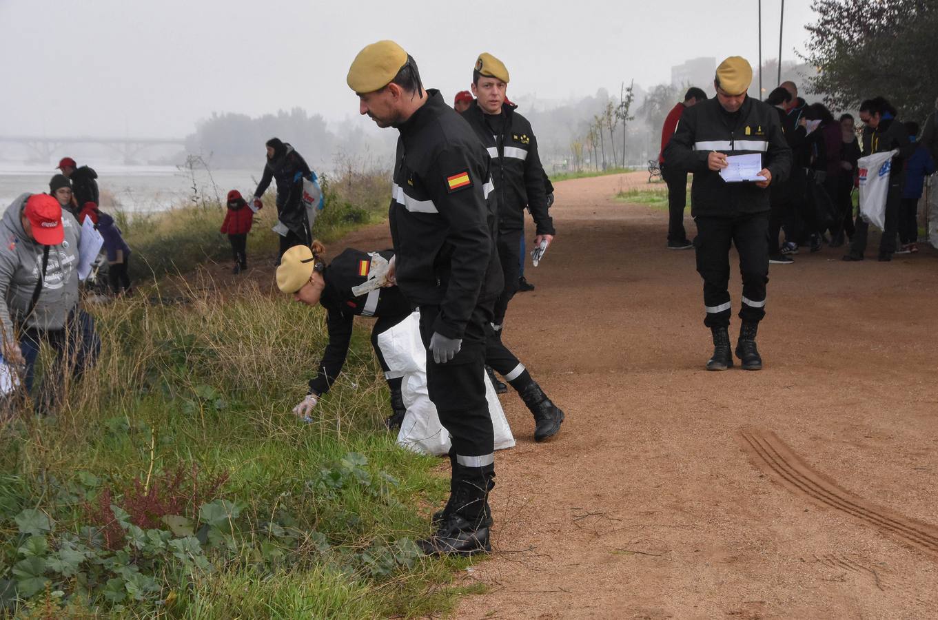 La Consejería de Media Ambiente organizó ayer una jornada con 200 voluntarios que limpiaron las orillas del río a su paso por Badajoz. Los participantes en esta acción se encontraron botellas de alcohol y envases de plástico bajo el puente Real. Los recogieron y dejaron la zona completamente despejada.