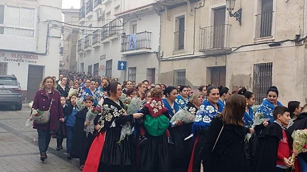 La calle llena de trajes tradicionales en la tradicional ofrenda floral. 