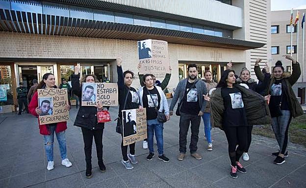 Familiares de 'Maikel' en la entrada de la Audiencia Provincial de Castellón.