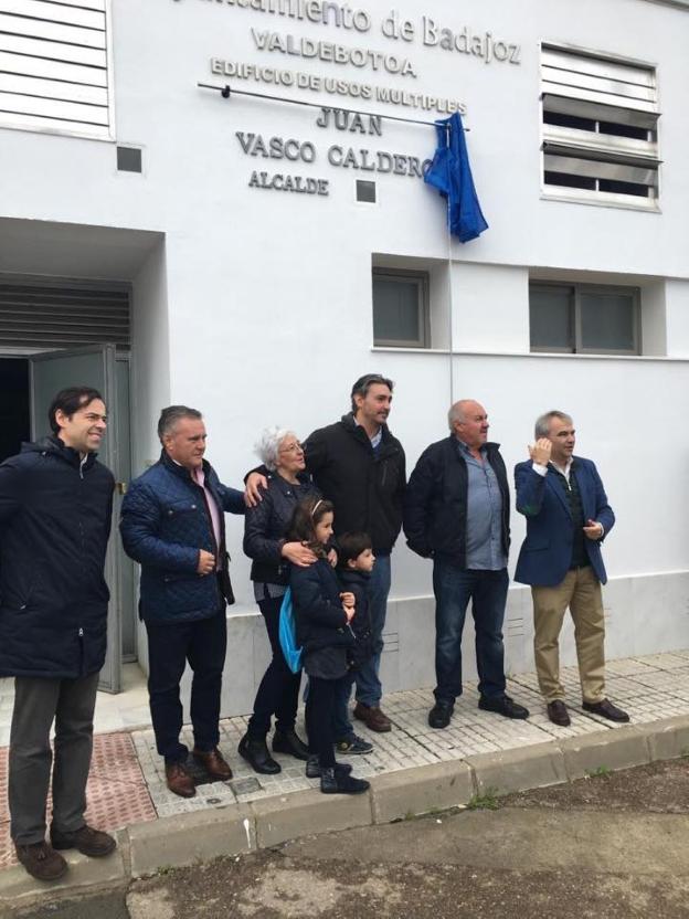 El edil socialista Luis Tirado en el centro bajo la placa a su abuelo. 