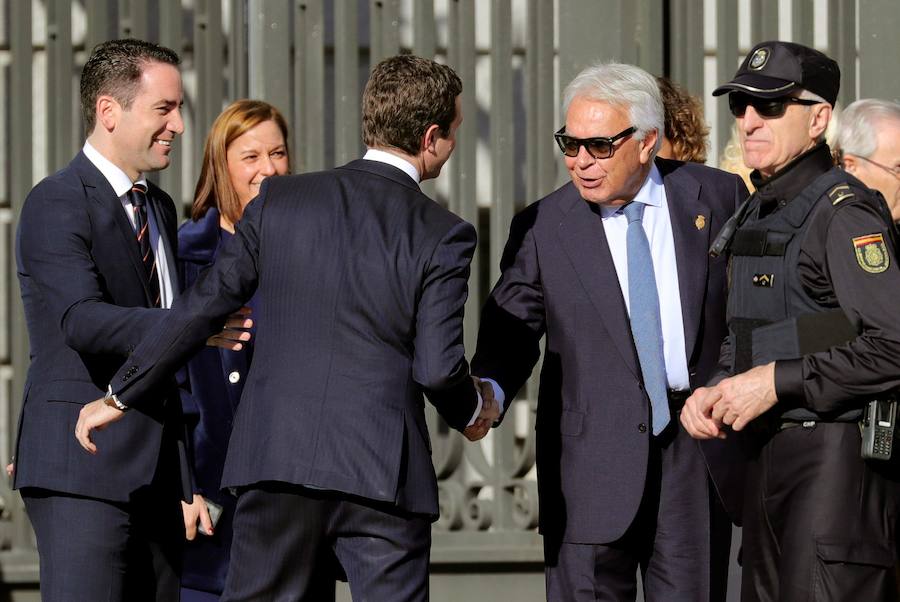 Pablo Casado saluda a Felipe González.