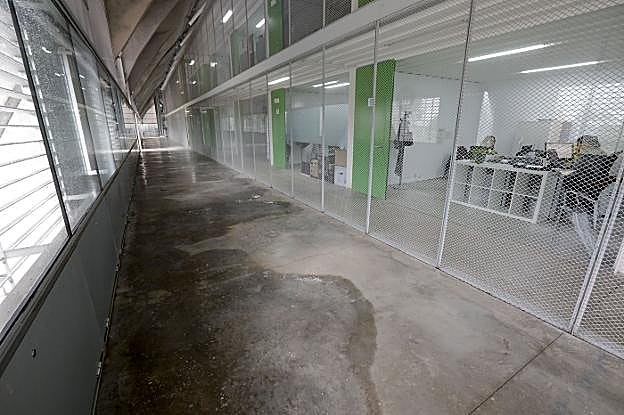 Uno de los pasillos interiores repleto humedades por las filtraciones que se producen y que se considera «urgente» solucionar. :: l. cordero