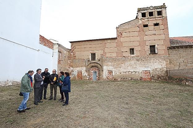 Visita el pasado 31 de octubre a las Freylas para comprobar sus posibilidades de restauración. :: brígido