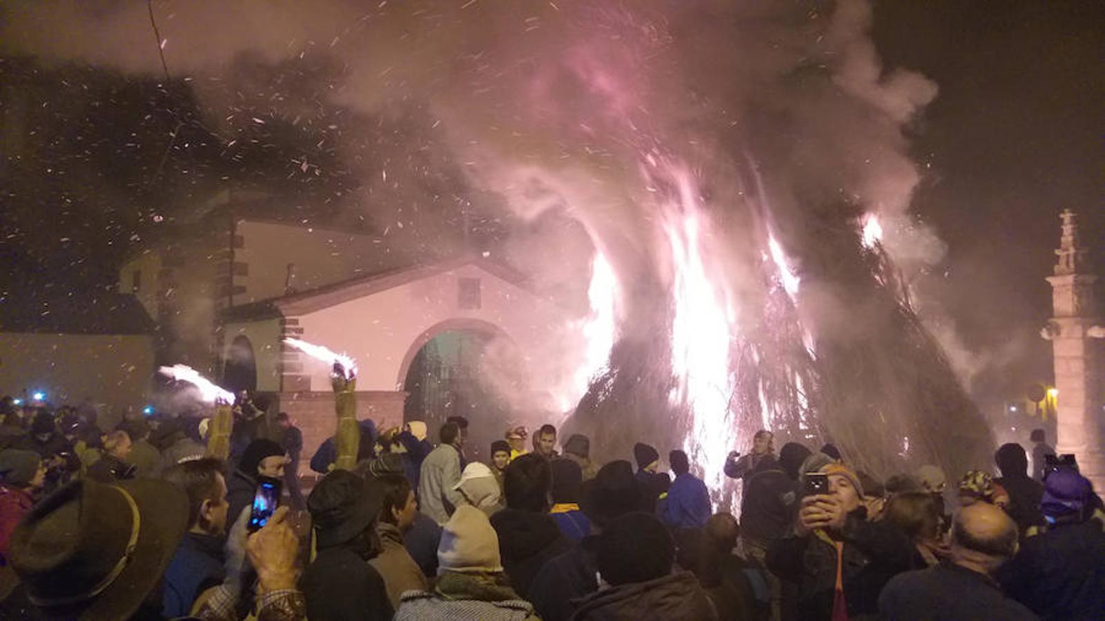 Las hogueras distribuidas por el casco urbano de la localidad surten de llamas a cerca de 15.000 personas en una noche fría