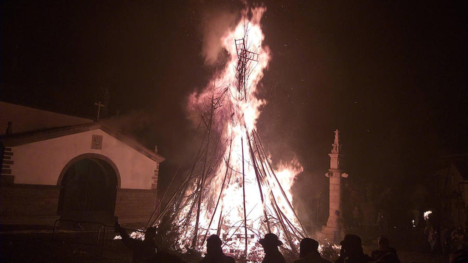 Las hogueras distribuidas por el casco urbano de la localidad surten de llamas a cerca de 15.000 personas en una noche fría