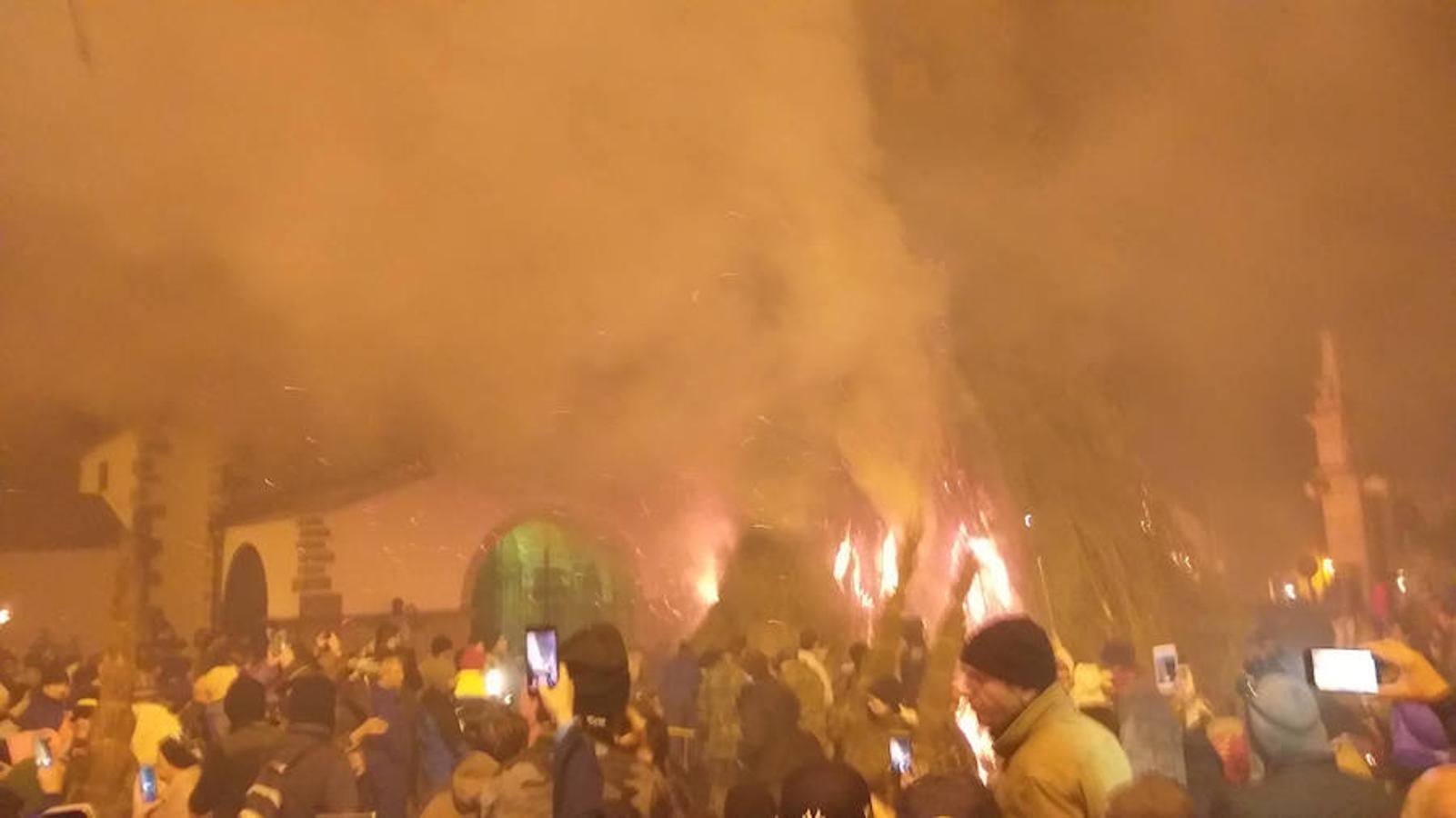 Las hogueras distribuidas por el casco urbano de la localidad surten de llamas a cerca de 15.000 personas en una noche fría