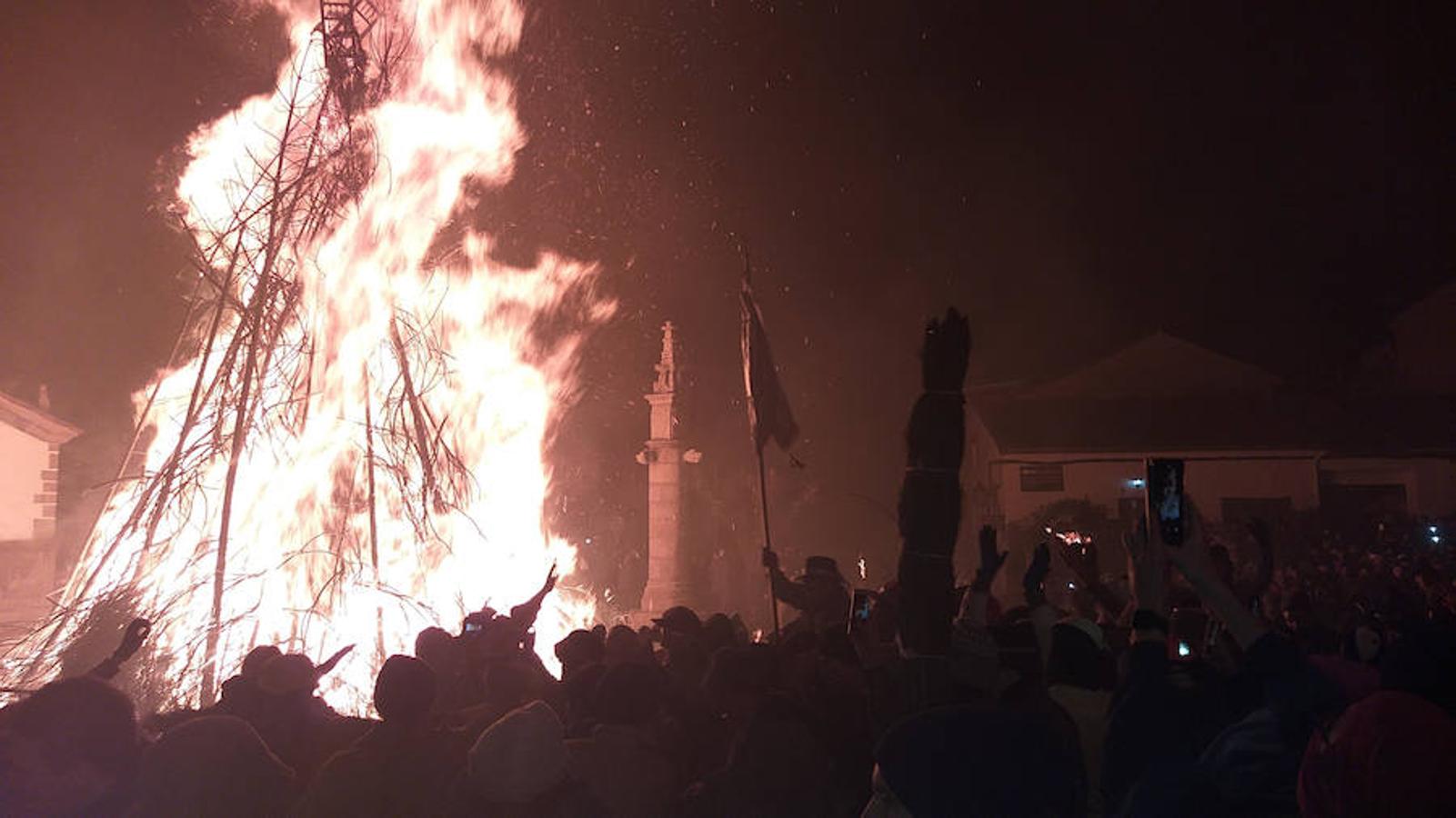 Las hogueras distribuidas por el casco urbano de la localidad surten de llamas a cerca de 15.000 personas en una noche fría