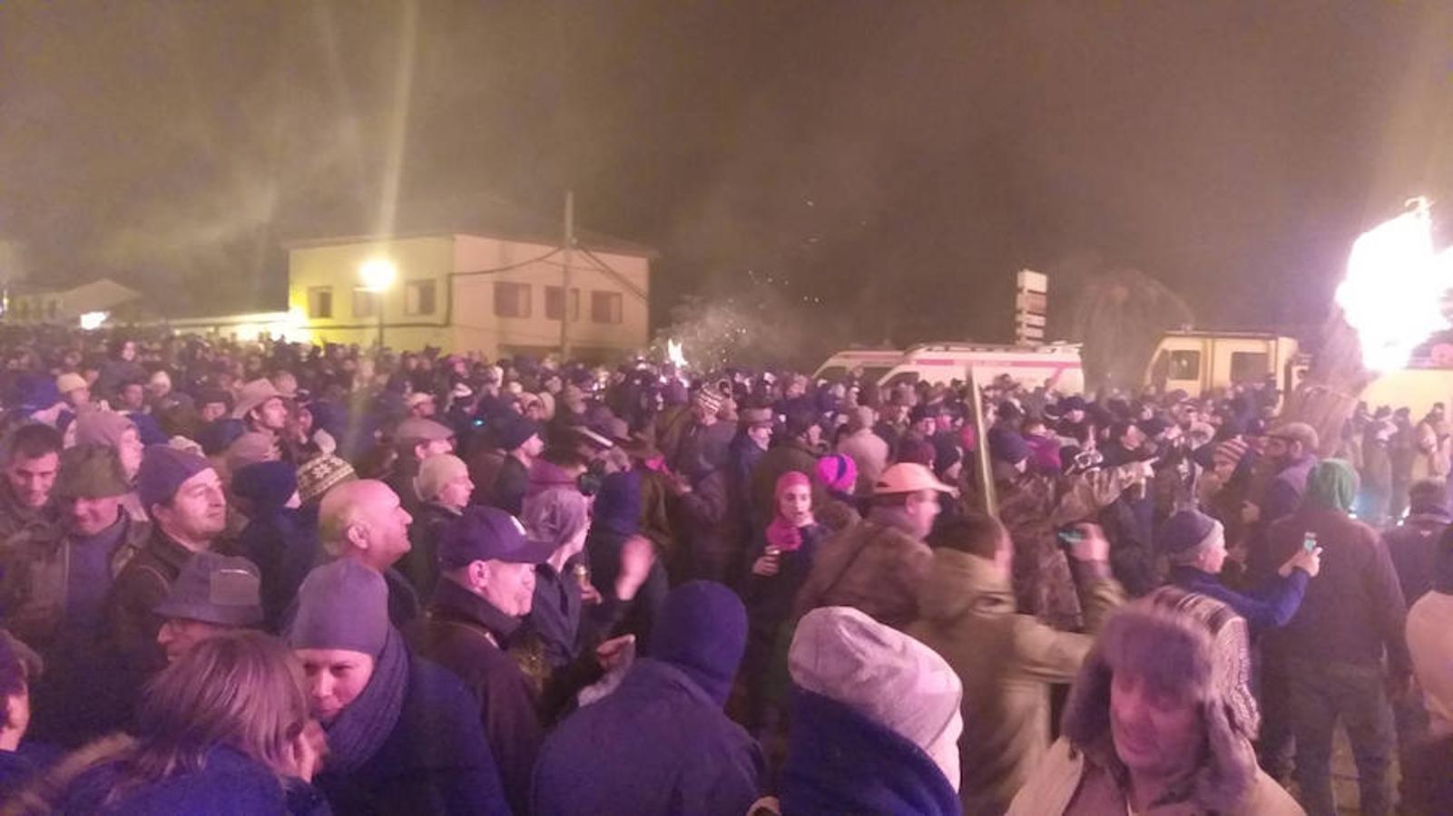 Las hogueras distribuidas por el casco urbano de la localidad surten de llamas a cerca de 15.000 personas en una noche fría