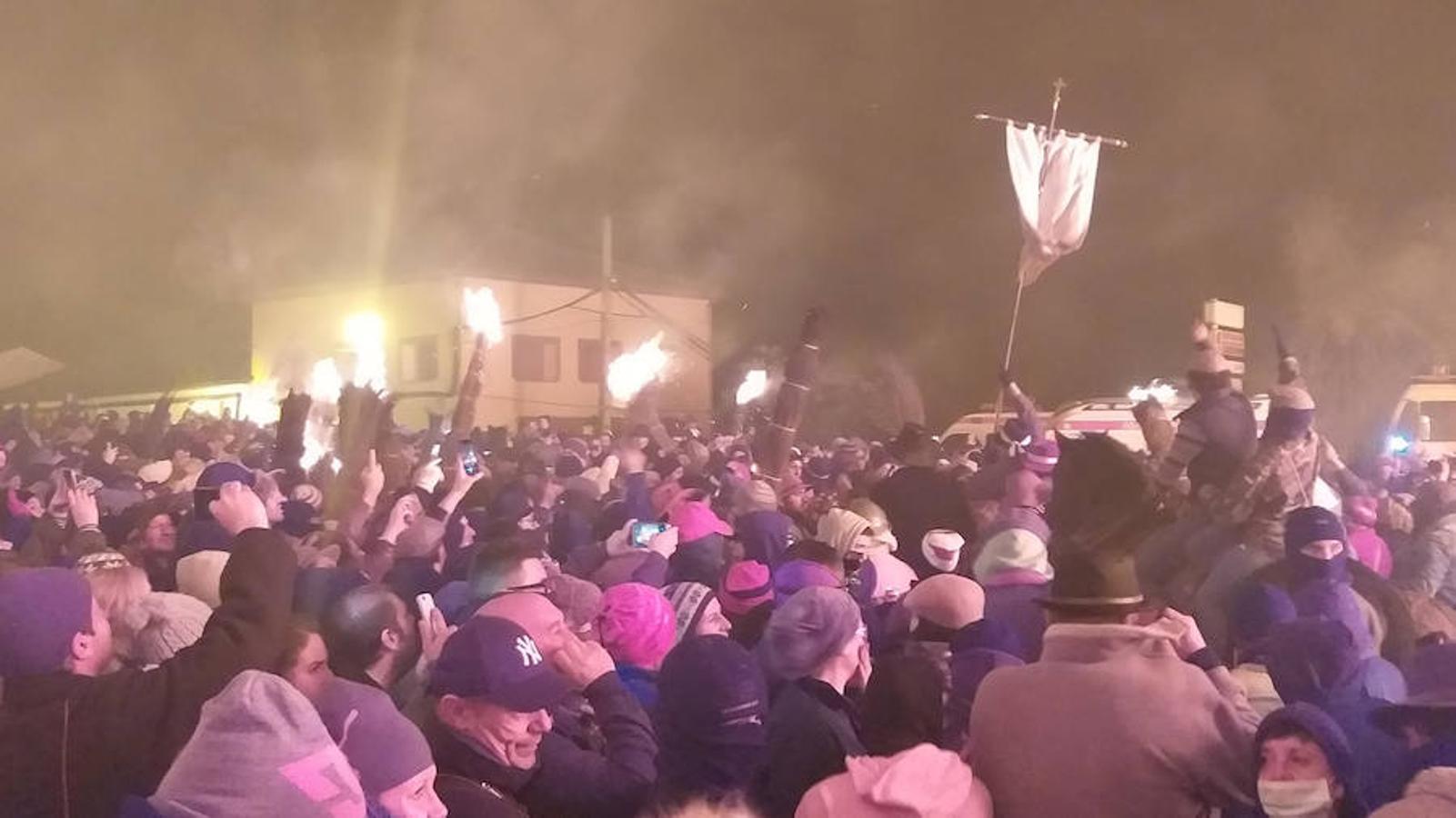 Las hogueras distribuidas por el casco urbano de la localidad surten de llamas a cerca de 15.000 personas en una noche fría