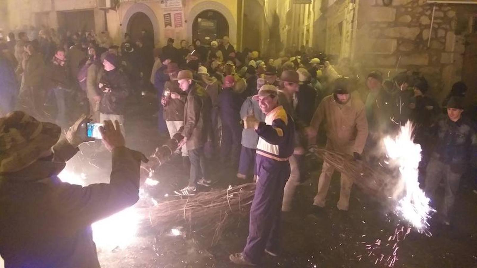 Las hogueras distribuidas por el casco urbano de la localidad surten de llamas a cerca de 15.000 personas en una noche fría