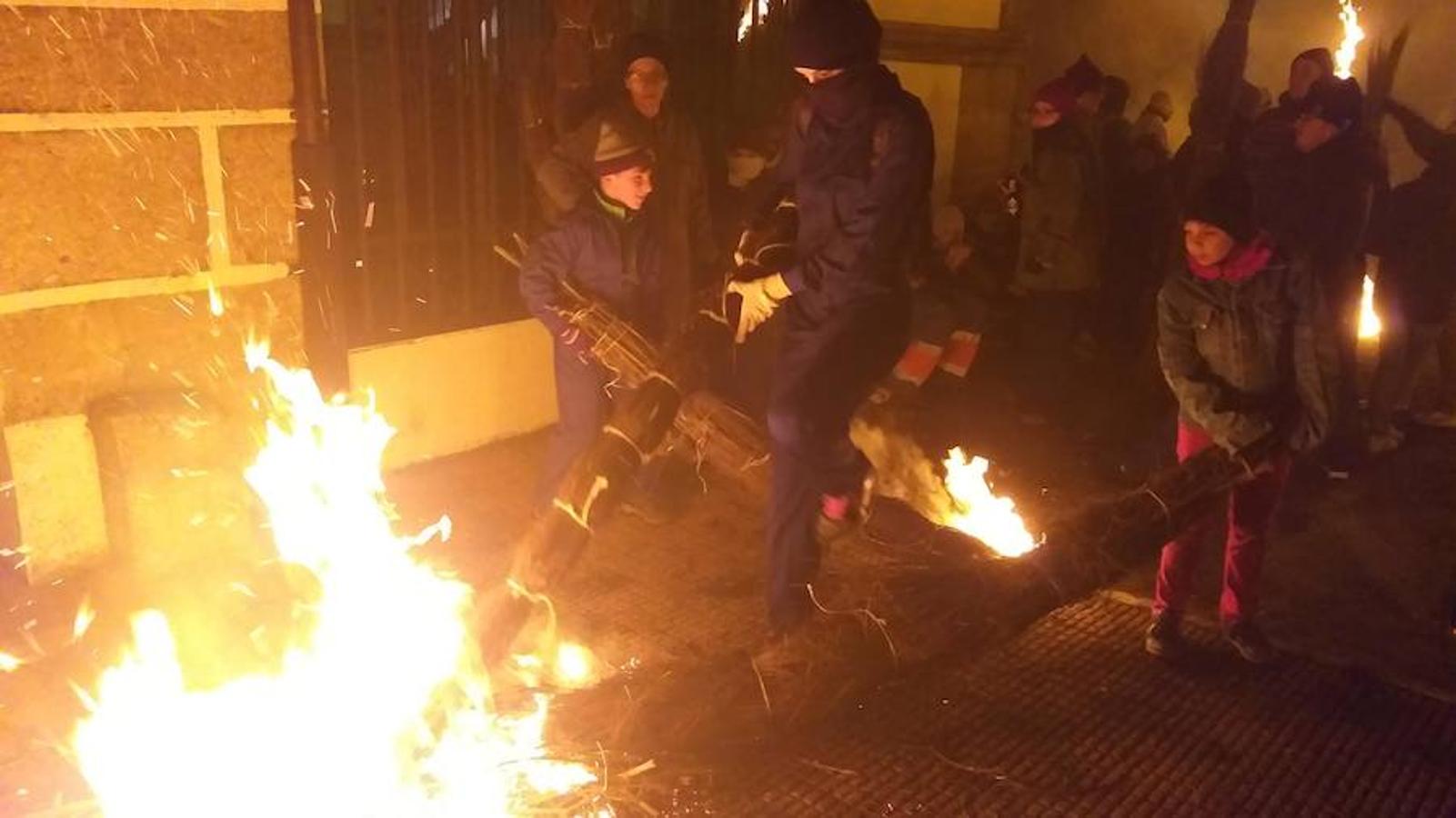 Las hogueras distribuidas por el casco urbano de la localidad surten de llamas a cerca de 15.000 personas en una noche fría