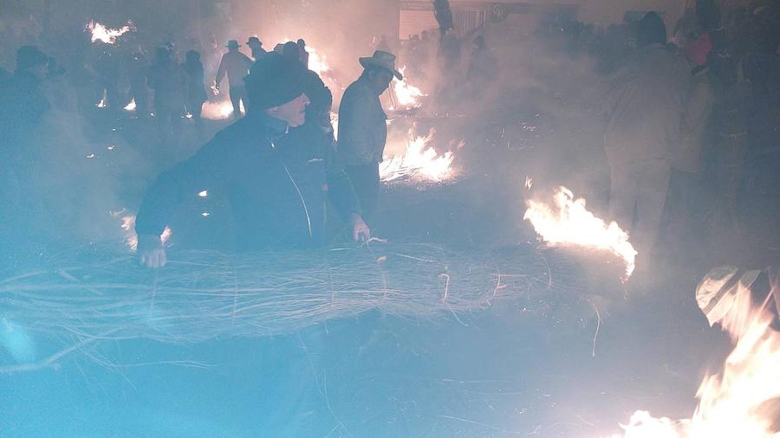 Las hogueras distribuidas por el casco urbano de la localidad surten de llamas a cerca de 15.000 personas en una noche fría