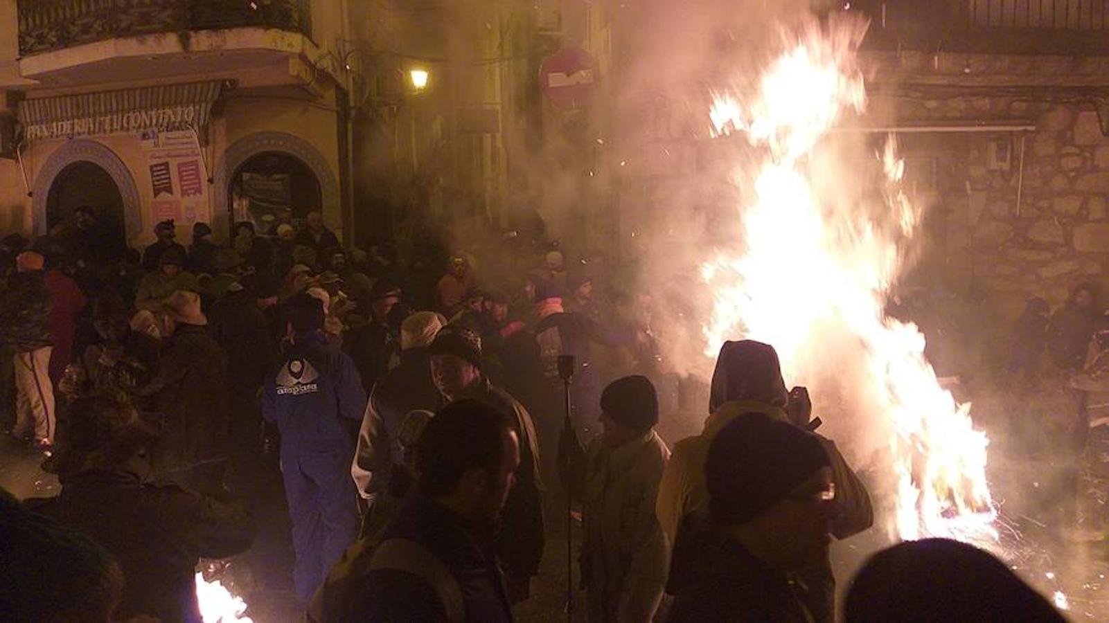 Las hogueras distribuidas por el casco urbano de la localidad surten de llamas a cerca de 15.000 personas en una noche fría