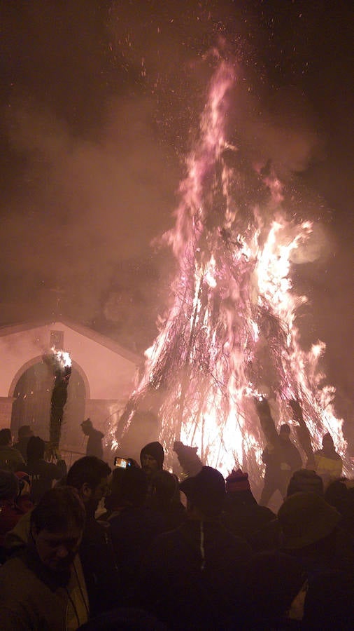 Las hogueras distribuidas por el casco urbano de la localidad surten de llamas a cerca de 15.000 personas en una noche fría