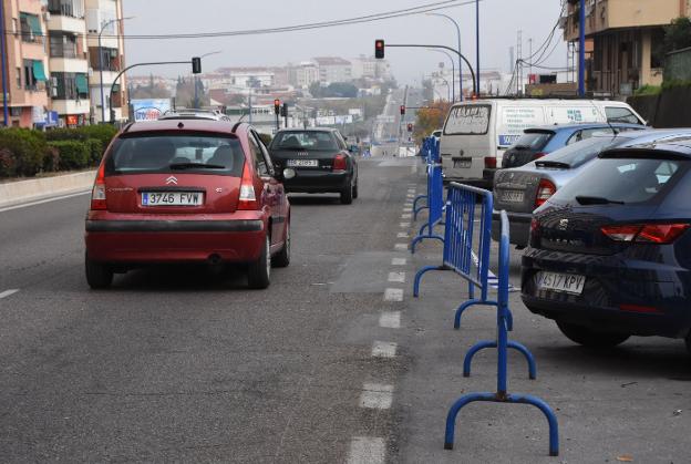 Vallas colocadas en uno de los tramos donde se va a trabajar. :: c. m.