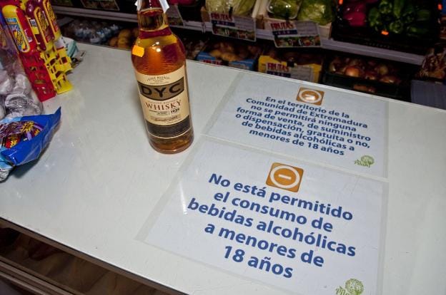 Cartel de una multitienda advirtiendo de que no está permitido el consumo de alcohol a menores. :: hoy