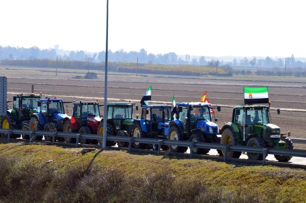 Tractores durante la protesta del 27 de marzo. :: f. h.