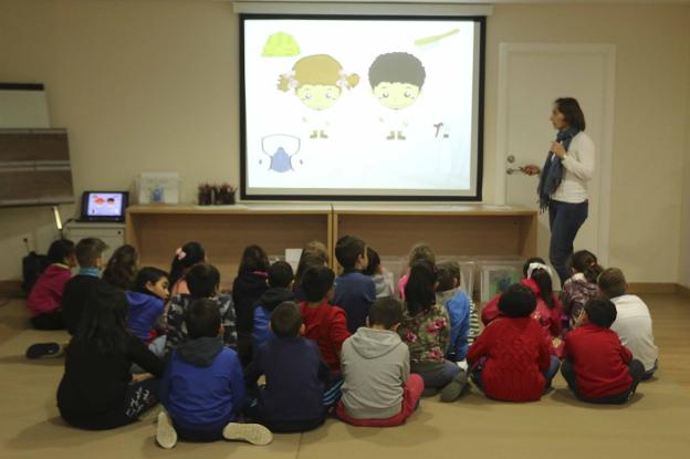 Los escolares atienden las explicaciones que le dan en la Sala Decumanus. :: j. m. romero