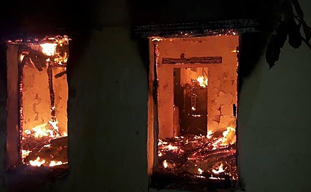Incendio originado en la vivienda de Valverde de la Vera en la madrugada de este domingo.