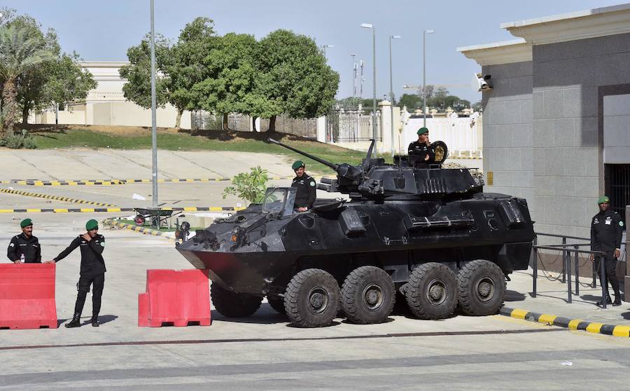 Soldados saudíes en vehículos blindados protegen la entrada al Palacio Diriyah en la capital saudí, Riad.