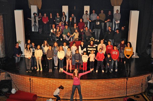 La asociación durante un ensayo de su primera obra. :: e. d.