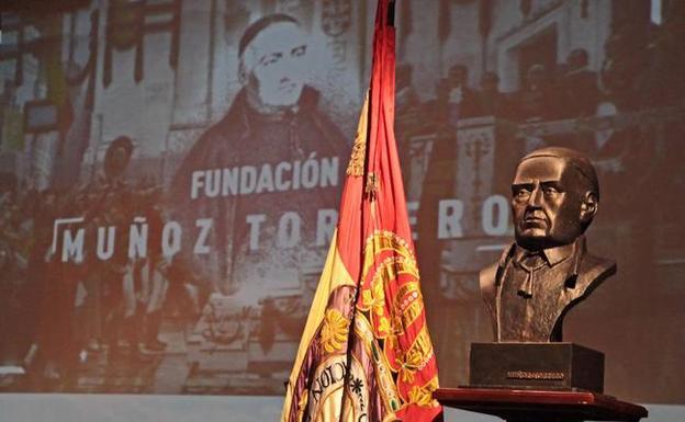 Escultura dedicada al político extremeño Diego Muñoz-Torrero colocada en el Congresos de los Diputados:: HOY