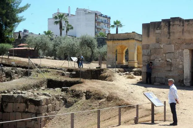 Varios visitantes, dentro de la Alcazaba Árabe, que se mejorará para ponerla en valor. :: hoy