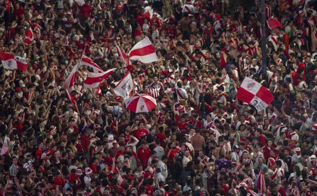 Aficionados de River Plate celebran la victoria de su equipo en la final de la Copa Libertadores. 