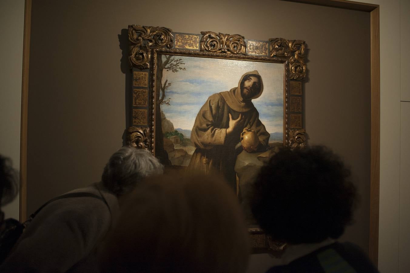 El Museo del Prado, inmerso también en su bicentenario, ha cedido durante un mes 'San Francisco en oración', uno de los cuadros menos conocidos de Francisco de Zurbarán, al MUBA 