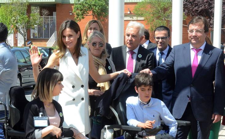 27 de abril. La reina Letizia realizó una visita fugaz a Villanueva de la Serena para inaugurar un congreso educativo que visibilizaba las enfermedades raras. :: 