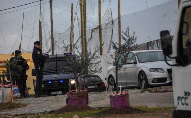 Agentes de la Policía Nacional durante el registro realizado en Badajoz. :: 