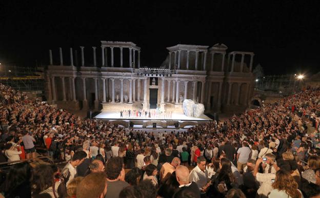 Teatro Romano de Mérida con todas las localidades ocupadas este verano con 'Las Amazonas'. :: 