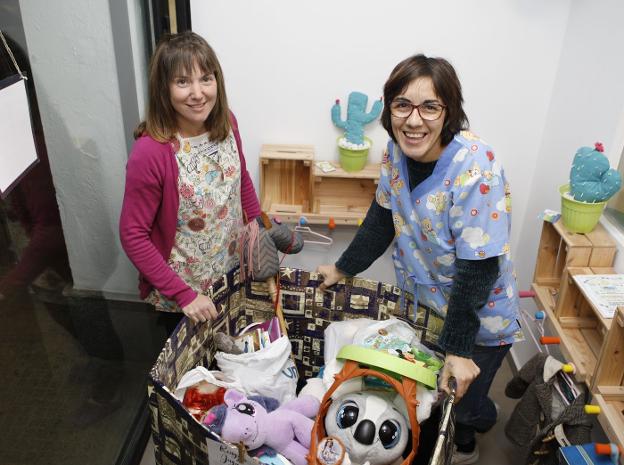 Trabajadoras del centro infantil El Camino, con juguetes para Aldea Utopía. :: armando méndez
