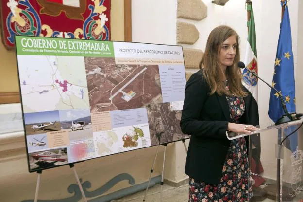 Presentación del proyecto inicial del aeródromo de Cáceres en octubre de 2014. :: hoy