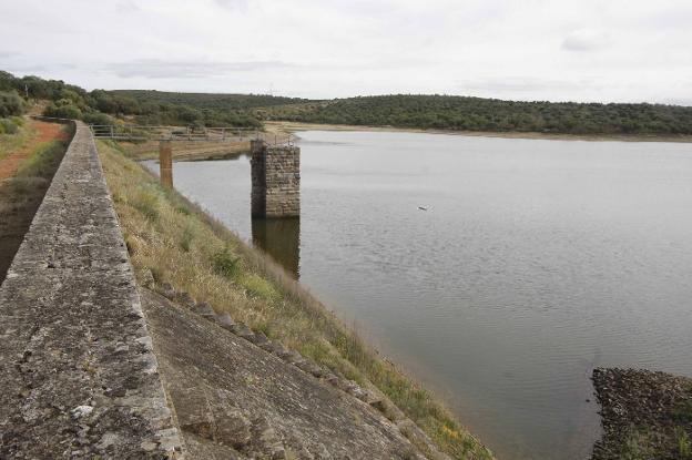 Presa del parque natural de Cornalvo, lugar elegido por muchos para hacer rutas. :: j. m. romero