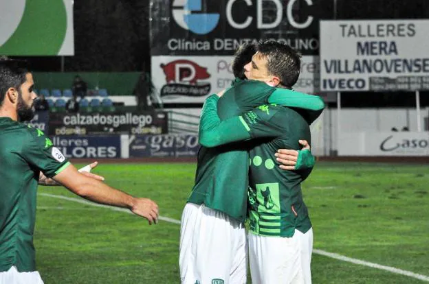 Carrasco y Pedro Montero se abrazan tras un gol. :: e. domeque