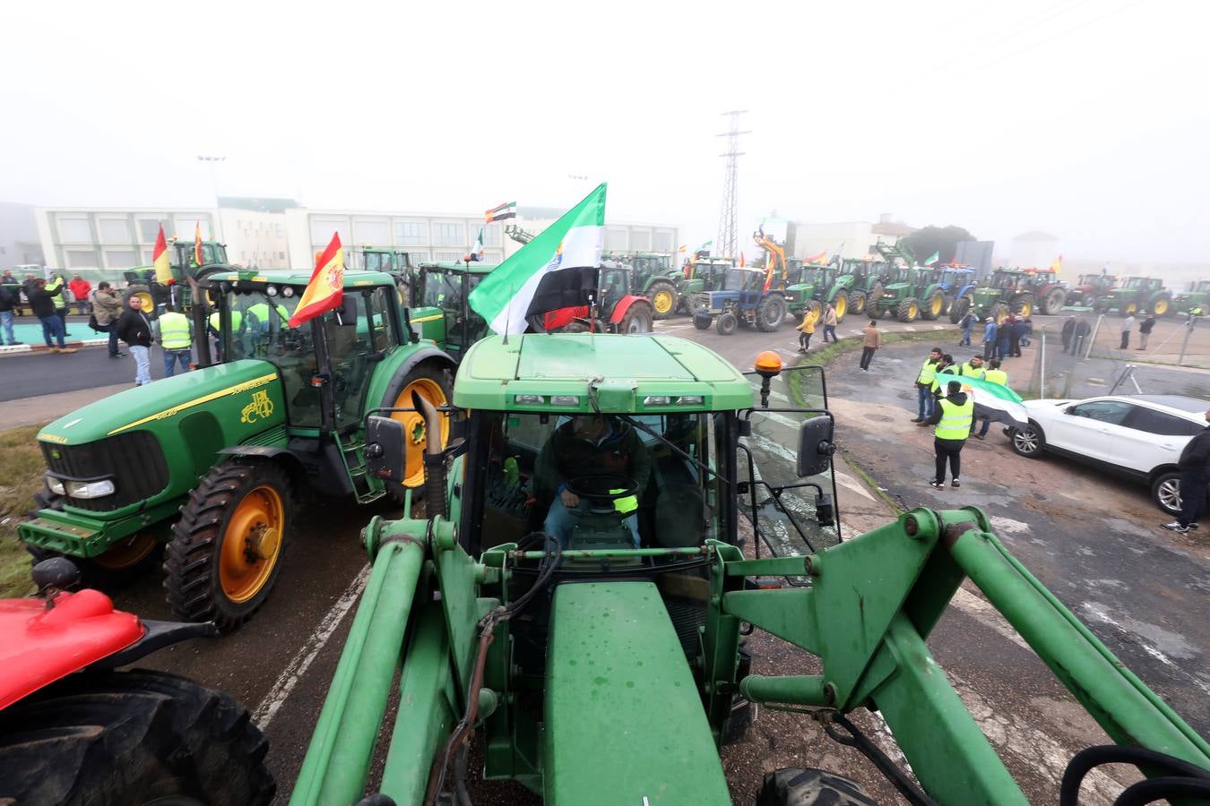 La caravana, procedente de las vegas Altas, ha pedido reunión urgente con la consejera García Bernal.